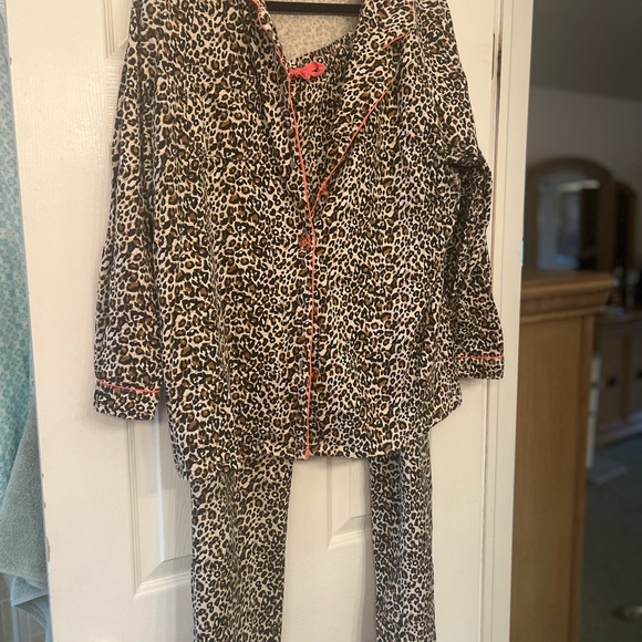 2 piece adorable Northern Nights Pajama set, size 1x cheeta style - Picture 8 of 10